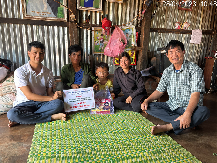 Đoàn công tác đến trao phần hỗ trợ cho em Đinh Bêu. Ảnh: Trúc Phùng Đoàn công tác đến trao phần hỗ trợ cho em Đinh Bêu. Ảnh: Trúc Phùng