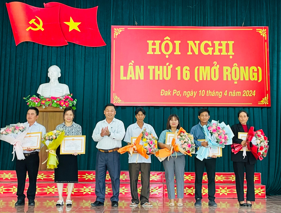 6 đảng viên đạt tiêu chuẩn hoàn thành xuất sắc nhiệm vụ tiêu biểu 5 năm liền (2019-2023) được Ban Thường vụ Huyện ủy tặng giấy khen. Ảnh: Nguyễn Hiền 6 đảng viên đạt tiêu chuẩn hoàn thành xuất sắc nhiệm vụ tiêu biểu 5 năm liền (2019-2023) được Ban Thường vụ Huyện ủy tặng giấy khen. Ảnh: Nguyễn Hiền