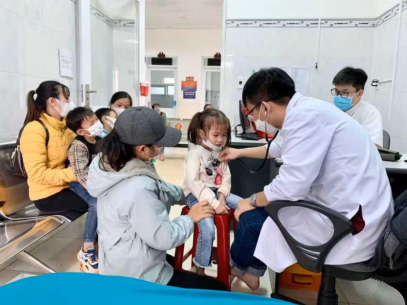 Các bác sĩ khám sàng lọc bệnh tim bẩm sinh cho một cháu nhỏ. Ảnh: Như Nguyện