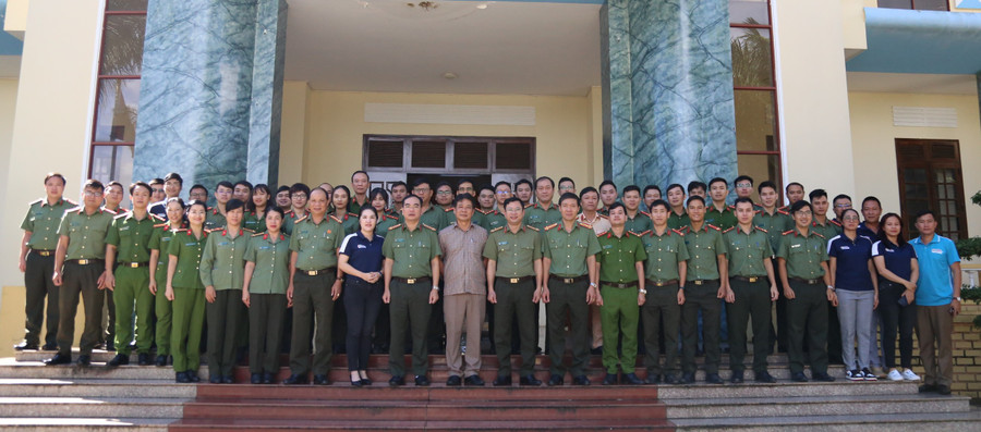 Lãnh đạo Công an tỉnh, lãnh đạo Đài Phát thanh-Truyền hình và cán bộ, chiến sĩ tham gia hội nghị chụp hình lưu niệm. Ảnh: Bảo Hân