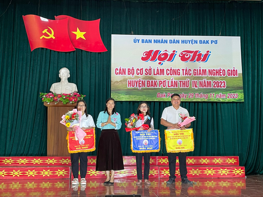 Ban tổ chức trao giải nhất, nhì, ba cho các đội tham gia. Ảnh: Tuyết Mai Ban tổ chức trao giải nhất, nhì, ba cho các đội tham gia. Ảnh: Tuyết Mai