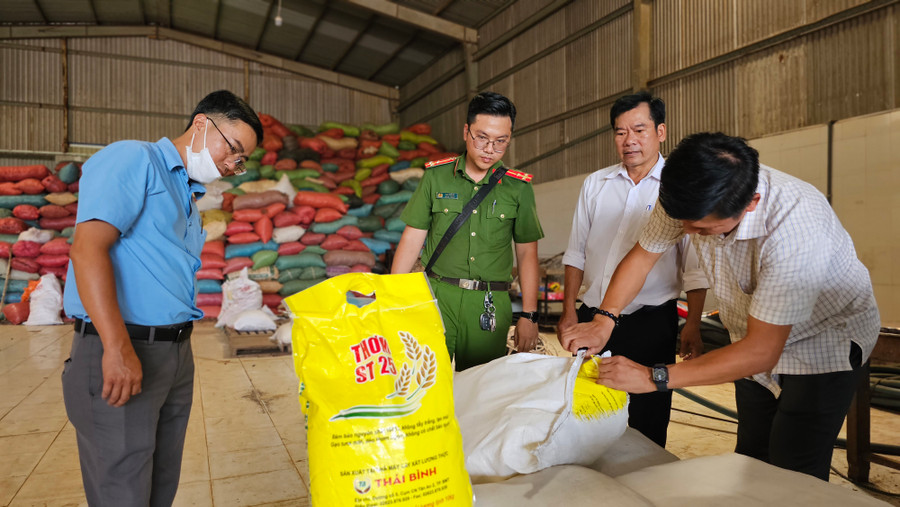 Lực lượng chức năng kiểm tra cơ sở kinh doanh cám, gạo trên địa bàn phường Chi Lăng (TP. Pleiku). Ảnh: Bá Bính