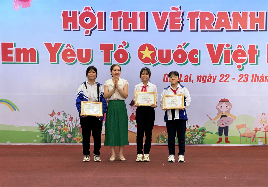 Ban tổ chức trao giải A cho các em khối THCS. Ảnh: Hà Đức Thành