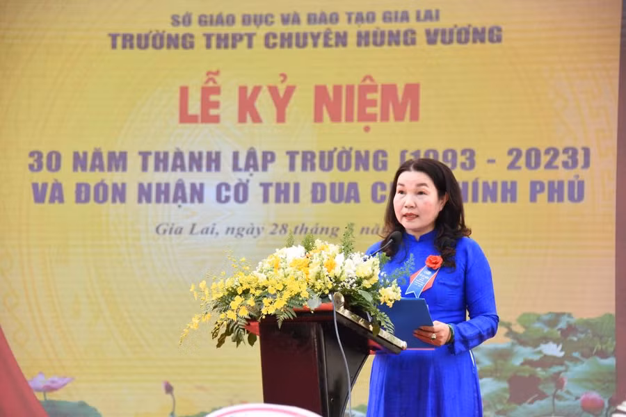 Cô Lê Thị Thu-Hiệu trưởng Trường THPT chuyên Hùng Vương phát biểu tại buổi lễ kỷ niệm. Ảnh: Đức Thụy