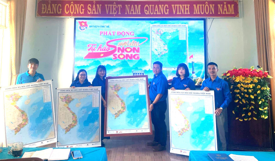 Ban Thường vụ Huyện Đoàn tặng bản đồ cho 100% tổ chức cơ sở Đoàn-Hội-Đội trên địa bàn huyện. Ảnh: Hà Đức Thành