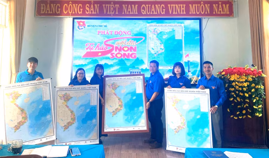 Ban Thường vụ Huyện Đoàn tặng bản đồ cho 100% tổ chức cơ sở Đoàn-Hội-Đội trên địa bàn huyện. Ảnh: Hà Đức Thành