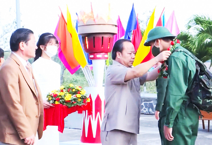 Đồng chí Châu Ngọc Tuấn-Phó Bí thư Thường trực Tỉnh ủy tặng hoa và động viên thanh niên thị xã An Khê cố gắng, nỗ lực rèn luyện trong môi trường quân ngũ. Ảnh CTV Đồng chí Châu Ngọc Tuấn-Phó Bí thư Thường trực Tỉnh ủy tặng hoa và động viên thanh niên thị xã An Khê cố gắng, nỗ lực rèn luyện trong môi trường quân ngũ. Ảnh CTV