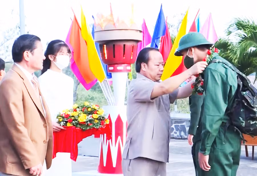 Đồng chí Châu Ngọc Tuấn-Phó Bí thư Thường trực Tỉnh ủy tặng hoa và động viên thanh niên thị xã An Khê cố gắng, nỗ lực rèn luyện trong môi trường quân ngũ. Ảnh CTV