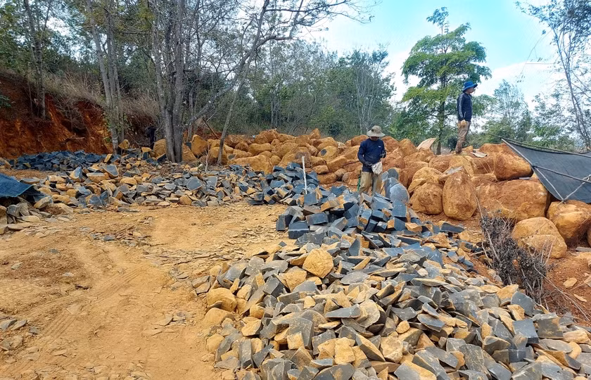 Ủy ban nhân dân tỉnh Gia Lai đề nghị công khai xử lý trách nhiệm người bao che khai thác khoáng sản trái phép. Ảnh: Hoành Sơn