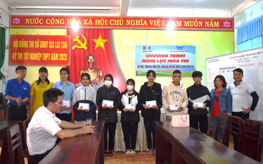 Đoàn công tác tặng quà cho các học sinh có hoàn cảnh khó khăn Trường THPT Huỳnh Thúc Kháng. Ảnh: Minh Thoan Đoàn công tác tặng quà cho các học sinh có hoàn cảnh khó khăn Trường THPT Huỳnh Thúc Kháng. Ảnh: Minh Thoan