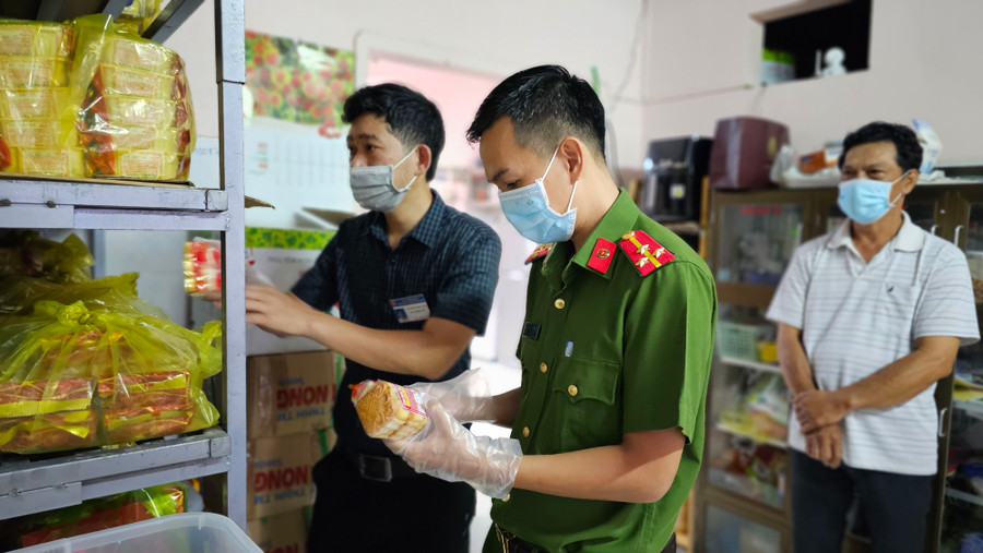 Lực lượng chức năng kiểm tra ATTP cơ sở sản xuất bánh Trung thu tại phường Ia Kring. Ảnh: Bá Bính Lực lượng chức năng kiểm tra ATTP cơ sở sản xuất bánh Trung thu tại phường Ia Kring. Ảnh: Bá Bính