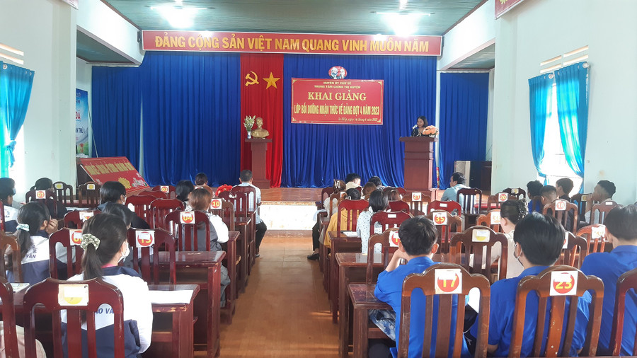 Quang cảnh lớp bồi dưỡng nhận thức về Đảng. Ảnh: Anh Quân Quang cảnh lớp bồi dưỡng nhận thức về Đảng. Ảnh: Anh Quân