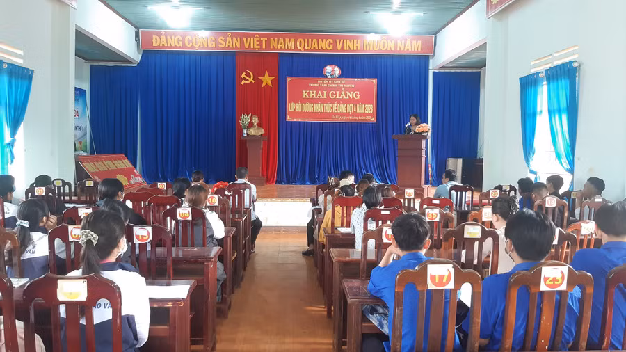 Quang cảnh lớp bồi dưỡng nhận thức về Đảng. Ảnh: Anh Quân