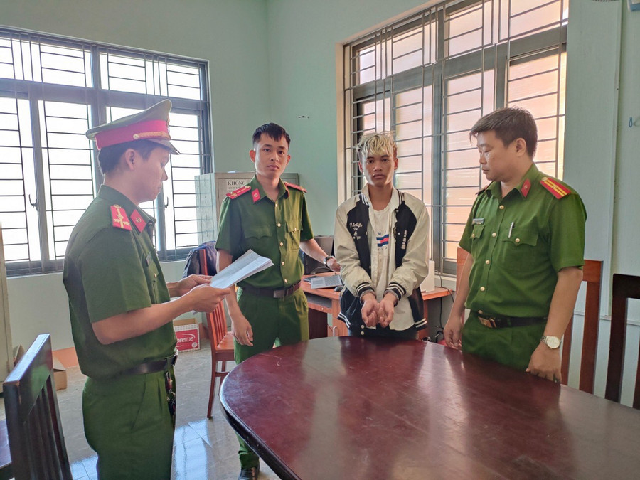 Cơ quan điều tra thi hành lệnh bắt bị can để tạm giam đối với Đinh Giang Runi Siêu. Ảnh: L.A