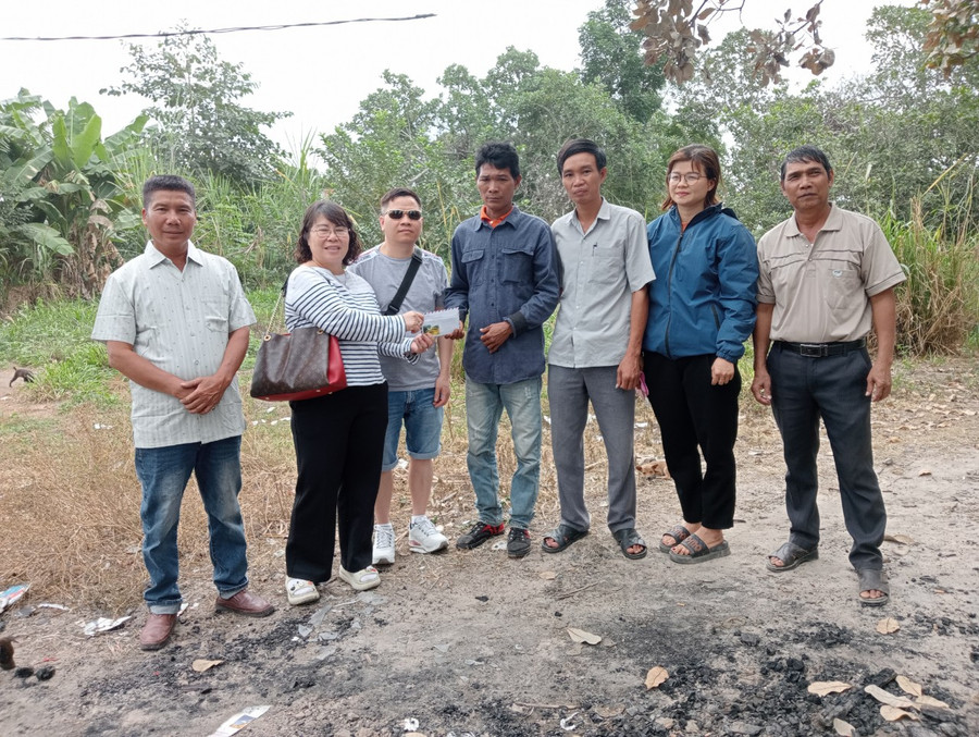 Lãnh đạo Công ty TNHH Đầu tư chăn nuôi HTB trao tiền hỗ trợ cho gia đình ông Tket. Ảnh: Nguyễn Chi