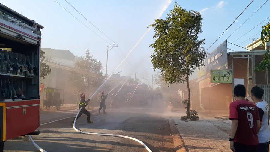 Các chiến sĩ Cảnh sát PCCC-CNCH thực hiện diễn tập chữa cháy. Ảnh: Hoàng Viên Các chiến sĩ Cảnh sát PCCC-CNCH thực hiện diễn tập chữa cháy. Ảnh: Hoàng Viên