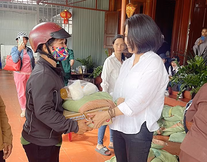 Đoàn công tác tặng quà cho người dân xã Chư Pơng, huyện Chư Sê. Ảnh: Hoàng Viên