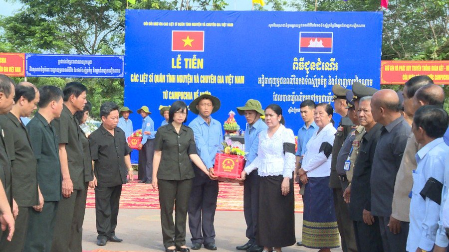 Phó Chủ tịch UBND tỉnh, Trưởng ban Chuyên trách tỉnh Gia Lai Nguyễn Thị Thanh Lịch và Phó Tỉnh trưởng, Trưởng ban Chuyên trách tỉnh Stung Treng Keo Sơ Vươn tiễn các liệt sĩ. Ảnh: Đoàn Bình