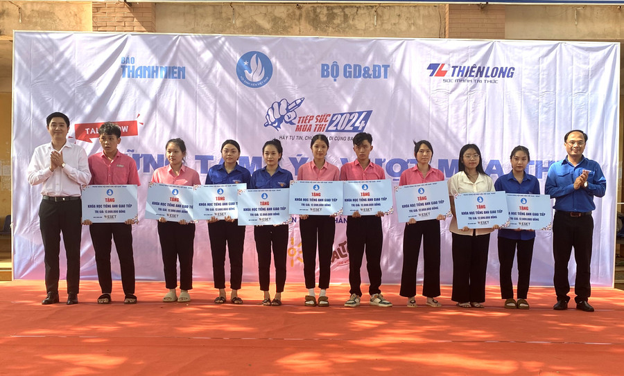 Trung ương Hội Sinh viên Việt Nam tặng quà cho các bạn học sinh lớp 12 chuẩn bị kỳ thi tốt nghiệp THPT. Ảnh: H.Đ.T Trung ương Hội Sinh viên Việt Nam tặng quà cho các bạn học sinh lớp 12 chuẩn bị kỳ thi tốt nghiệp THPT. Ảnh: H.Đ.T