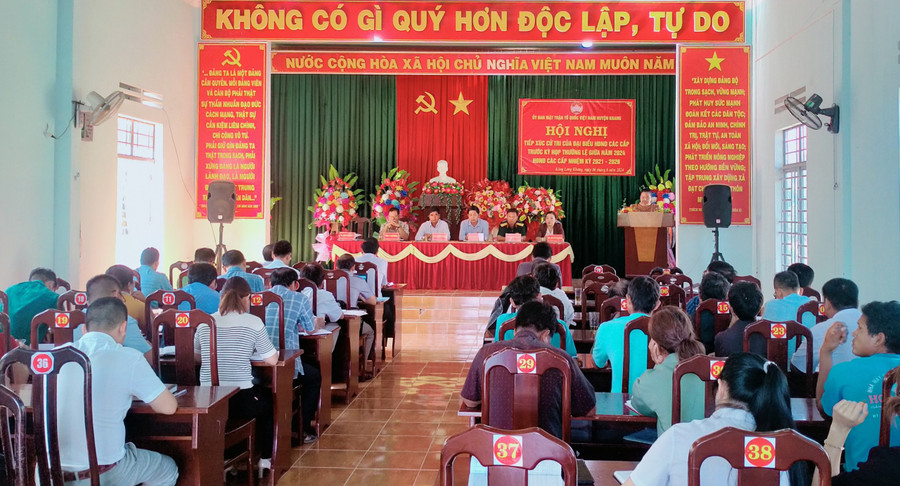 Quang cảnh buổi tiếp xúc cử tri tại xã Kông Lơng Khơng. Ảnh: Hồng Hạnh Quang cảnh buổi tiếp xúc cử tri tại xã Kông Lơng Khơng. Ảnh: Hồng Hạnh