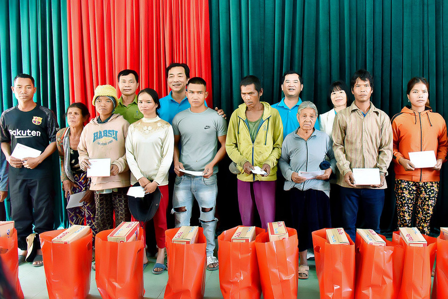 Đại diện đoàn công tác tặng quà cho bà con khó khăn làng Kon Brung, xã Ayun, huyện Mang Yang. Ảnh: Đ.T Đại diện đoàn công tác tặng quà cho bà con khó khăn làng Kon Brung, xã Ayun, huyện Mang Yang. Ảnh: Đ.T