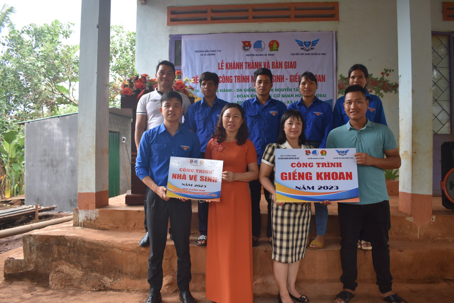 Các đơn vị bàn giao công trình măng non tại điểm Trường Mầm non 7/5. Ảnh: Minh Thoan Các đơn vị bàn giao công trình măng non tại điểm Trường Mầm non 7/5. Ảnh: Minh Thoan