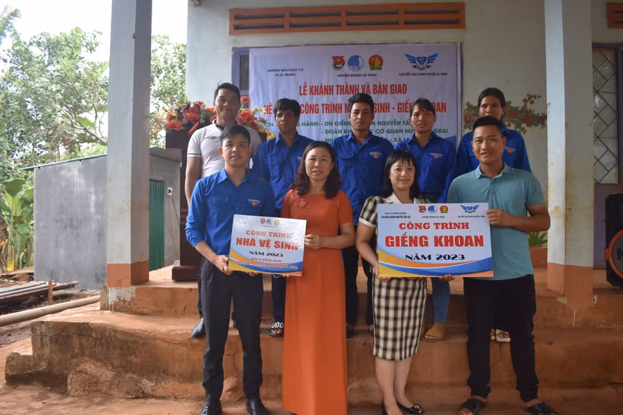 Các đơn vị bàn giao công trình măng non tại điểm Trường Mầm non 7/5. Ảnh: Minh Thoan