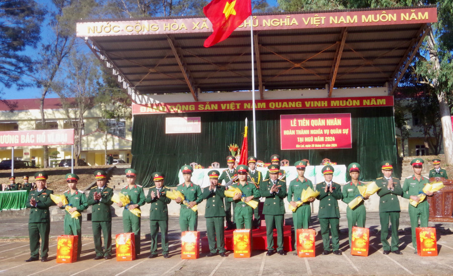 Thủ trưởng Bộ Chỉ huy Quân sự tỉnh trao quà chúc mừng, động viên quân nhân xuất ngũ trở về địa phương. Ảnh: Kim Hồng