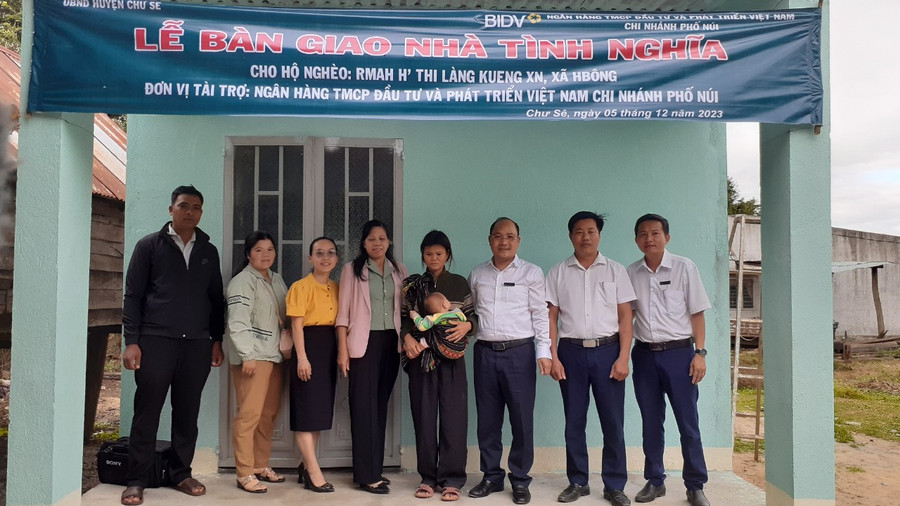 Đoàn công tác bàn giao nhà cho bà Rmah H’Thi tại làng Kueng Xí Nghiệp. Ảnh: Hoàng Viên Đoàn công tác bàn giao nhà cho bà Rmah H’Thi tại làng Kueng Xí Nghiệp. Ảnh: Hoàng Viên