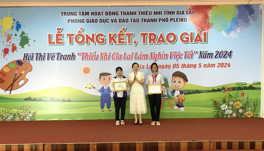 Ban tổ chức trao giải nhất cho học sinh khối THCS. Ảnh: Hà Đức Thành Ban tổ chức trao giải nhất cho học sinh khối THCS. Ảnh: Hà Đức Thành