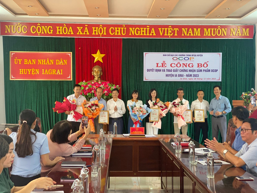 Lãnh đạo UBND huyện trao giấy chứng nhận cho các chủ thể. Ảnh: Phương Lộc