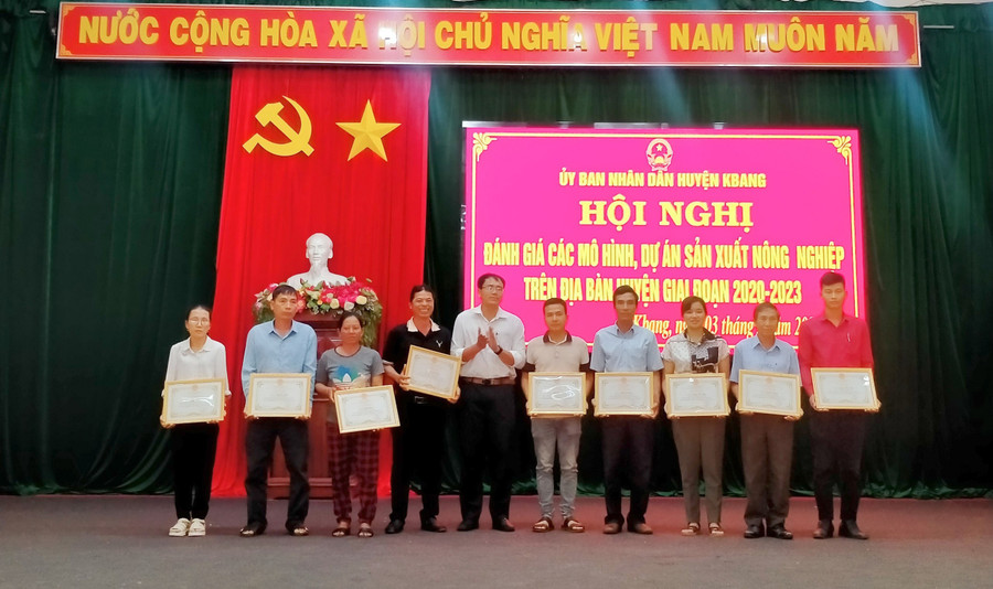 Chủ tịch UBND huyện Kbang tặng giấy khen cho 4 tập thể và 20 cá nhân có thành tích xuất sắc trong thực hiện các mô hình, dự án sản xuất nông nghiệp giai đoạn 2020-2023. Ảnh: Hồng Hạnh