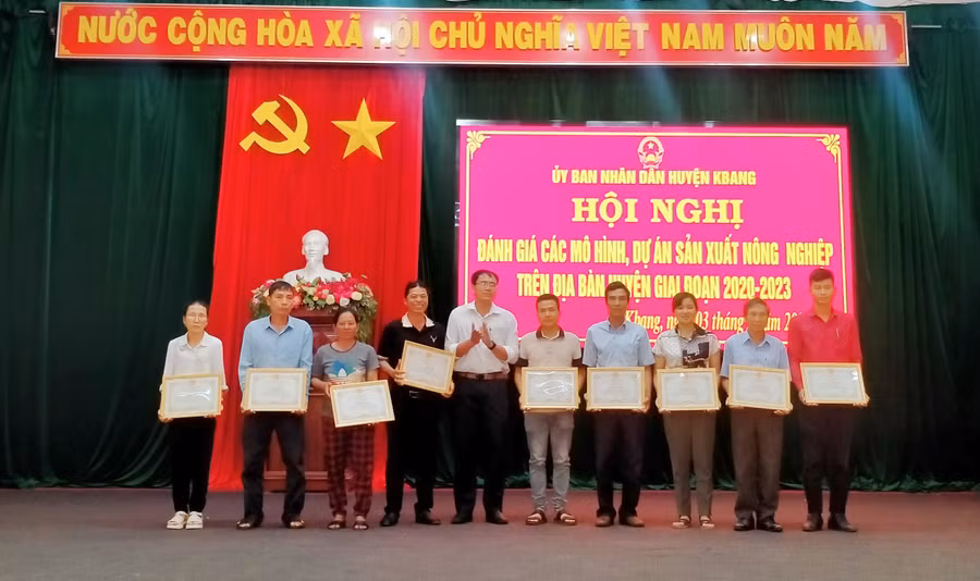 Chủ tịch UBND huyện Kbang tặng giấy khen cho 4 tập thể và 20 cá nhân có thành tích xuất sắc trong thực hiện các mô hình, dự án sản xuất nông nghiệp giai đoạn 2020-2023. Ảnh: Hồng Hạnh