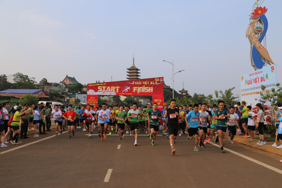 Vận động viên tham gia với tinh thần hân hoan, phấn khởi, rèn luyện sức khỏe. Ảnh: Bảo Hân