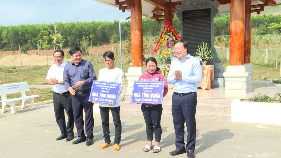 Chủ tịch UBND tỉnh Trương Hải Long (bìa phải) và Phó Chủ tịch Thường trực HĐND tỉnh Trương Văn Đạt (thứ 2 từ trái sang) đã trao tặng 2 ngôi nhà tình nghĩa cho các gia đình chính sách và hộ nghèo khó khăn. Ảnh: Đ.H Chủ tịch UBND tỉnh Trương Hải Long (bìa phải) và Phó Chủ tịch Thường trực HĐND tỉnh Trương Văn Đạt (thứ 2 từ trái sang) đã trao tặng 2 ngôi nhà tình nghĩa cho các gia đình chính sách và hộ nghèo khó khăn. Ảnh: Đ.H