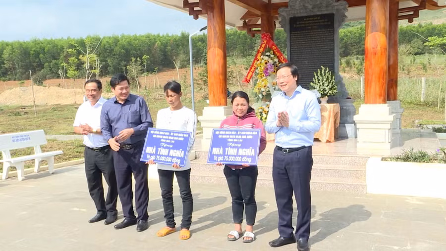 Chủ tịch UBND tỉnh Trương Hải Long (bìa phải) và Phó Chủ tịch Thường trực HĐND tỉnh Trương Văn Đạt (thứ 2 từ trái sang) đã trao tặng 2 ngôi nhà tình nghĩa cho các gia đình chính sách và hộ nghèo khó khăn. Ảnh: Đ.H