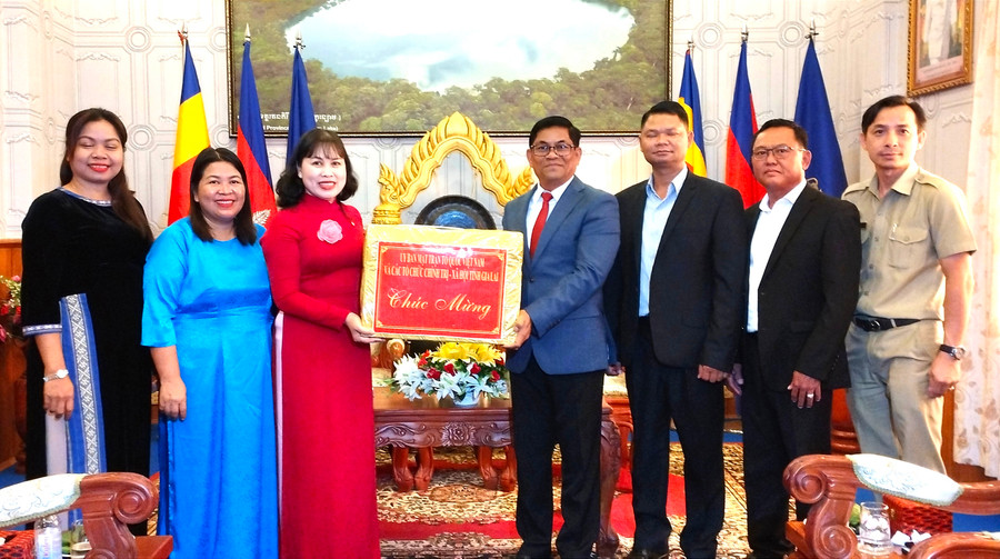 Phó Chủ tịch Thường trực Ủy ban MTTQ Việt Nam tỉnh Gia Lai Phạm Thị Lan (thứ 3 từ phải sang) tặng quà chúc mừng cán bộ và Nhân dân tỉnh Ratanakiri. Ảnh: Lê Đại