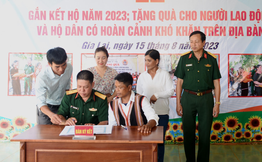 Các hộ gia đình ký cam kết &quot;Gắn kết hộ&quot;. Ảnh: Đinh Yến