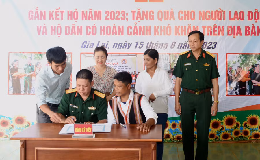 Các hộ gia đình ký cam kết "Gắn kết hộ". Ảnh: Đinh Yến