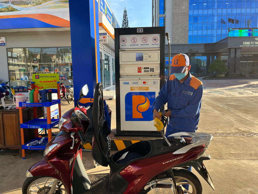 Chiều 6-6, giá xăng RON 95-III giảm 540 đồng, còn 21.970 đồng/lít. Ảnh: P.V