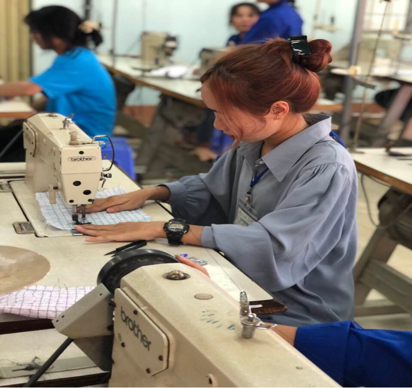 Em Ra Lan H’Gian học viên lớp 10 không ngừng học tập bằng cách vừa tham gia học tập tại trung tâm vừa theo học lớp học nghề. Ảnh: N.S