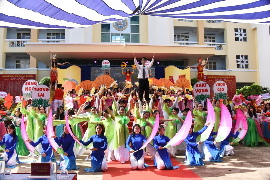 Chương trình văn nghệ chào mừng kỷ niệm 30 năm Ngày thành lập Trường THPT chuyên Hùng Vương. Ảnh: Đức Thụy