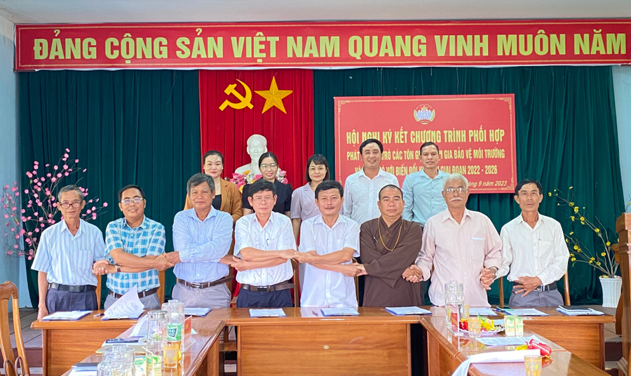 Các đơn vị ký kết phối hợp trong công tác bảo vệ môi trường. Ảnh: Mai Linh