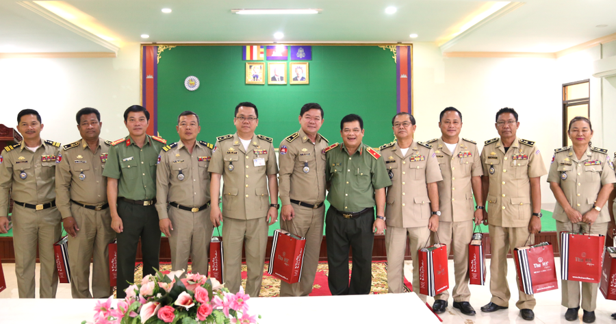 Lãnh đạo Công an tỉnh chúc Tết và tặng quà cho các đồng chí lãnh đạo Công an tỉnh Ratanakiri. Ảnh: Hữu Trường