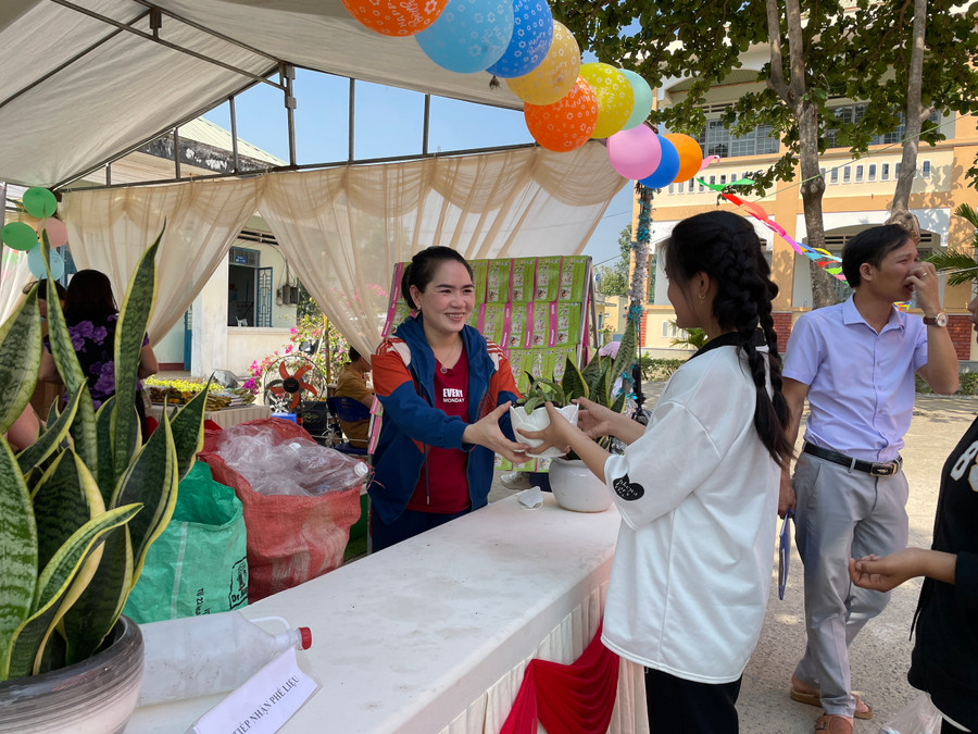 Các em học sinh đổi phế liệu lấy đồ dùng học tập tại Hội trại sách 26-3. Ảnh: Tuyết Mai Các em học sinh đổi phế liệu lấy đồ dùng học tập tại Hội trại sách 26-3. Ảnh: Tuyết Mai