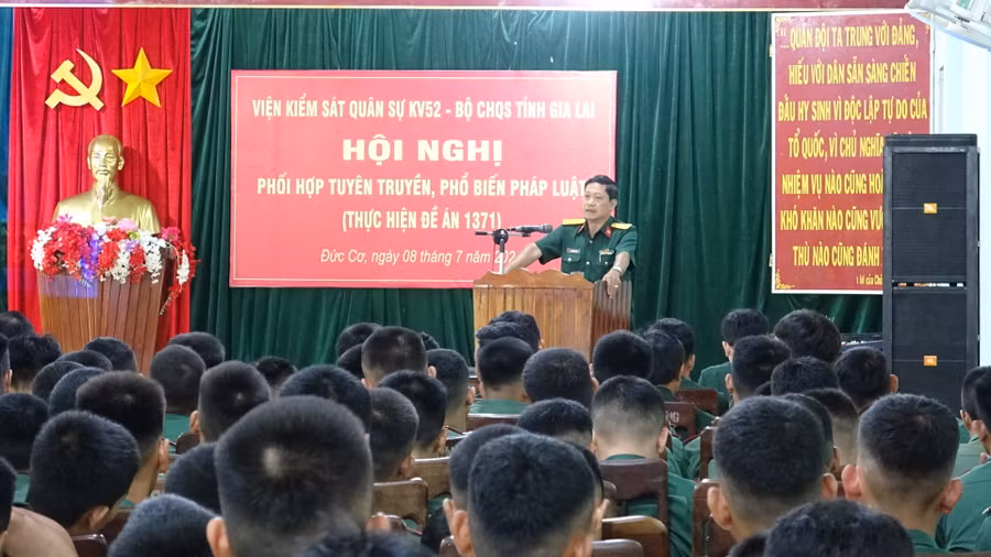 Quang cảnh buổi tuyên truyền, phổ biến, giáo dục pháp luật tại Đại đội 1, Ban Chỉ huy Quân sự huyện Đức Cơ. Ảnh: Văn Cháng