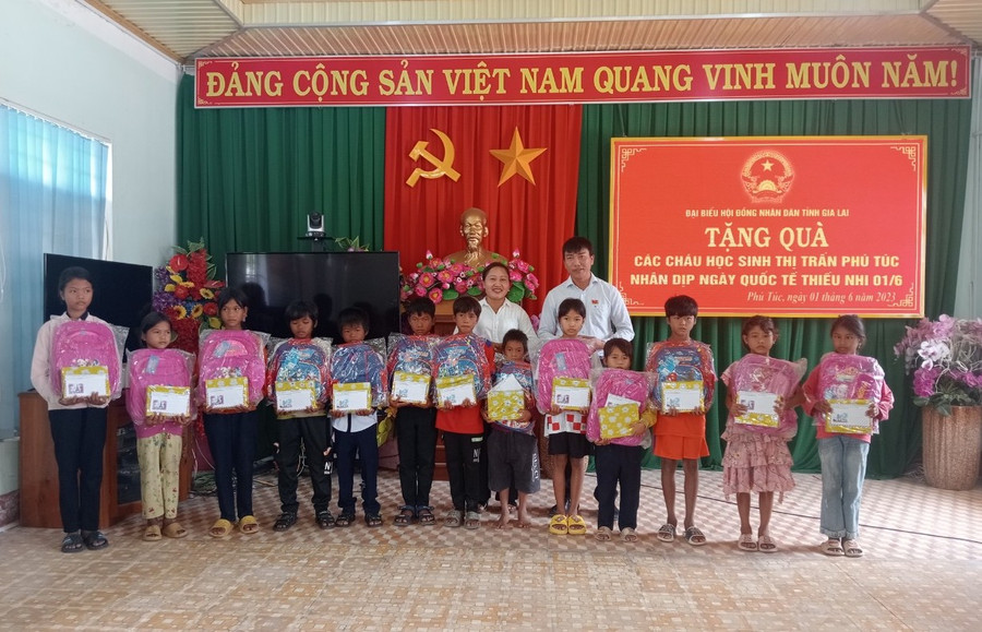 Các đại biểu HĐND tỉnh tặng quà cho thiếu nhi có hoàn cảnh khó khăn tại thị trấn Phú Túc. Ảnh: Nguyễn Chi Các đại biểu HĐND tỉnh tặng quà cho thiếu nhi có hoàn cảnh khó khăn tại thị trấn Phú Túc. Ảnh: Nguyễn Chi