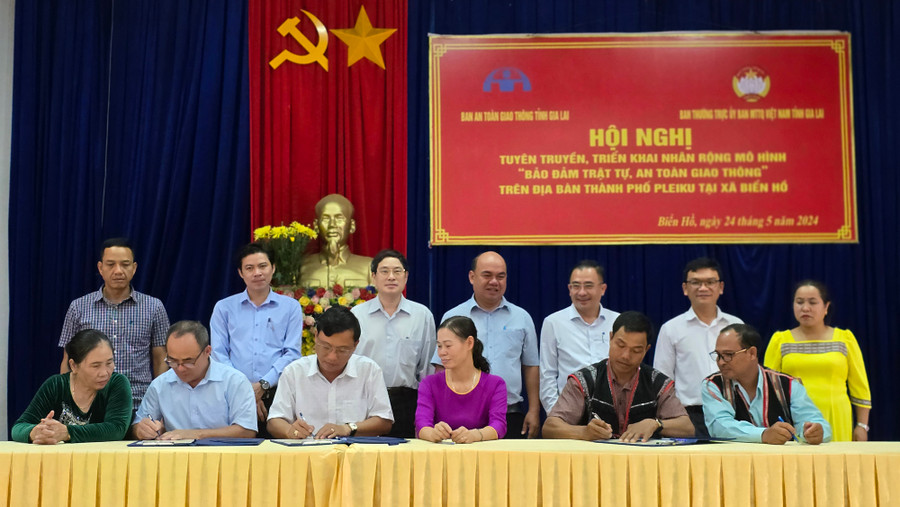 Các khu dân cư, hộ gia đình ký cam kết đảm bảo trật tự, an toàn giao thông. Ảnh: Bá Bính Các khu dân cư, hộ gia đình ký cam kết đảm bảo trật tự, an toàn giao thông. Ảnh: Bá Bính