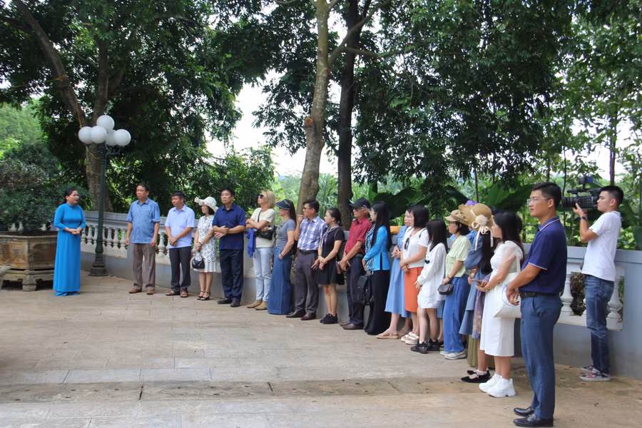 Các thành viên tham gia trại sáng tác của Tạp chí Văn nghệ Quân đội tham quan tại một di tích lịch sử tỉnh Ninh Bình. Ảnh: Trương Chí Hùng