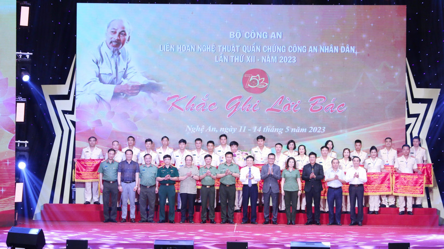 Đoàn nghệ thuật quần chúng Công an tỉnh Gia Lai đạt giải B toàn đoàn tại Liên hoan. Ảnh: Thúy Trinh Đoàn nghệ thuật quần chúng Công an tỉnh Gia Lai đạt giải B toàn đoàn tại Liên hoan. Ảnh: Thúy Trinh